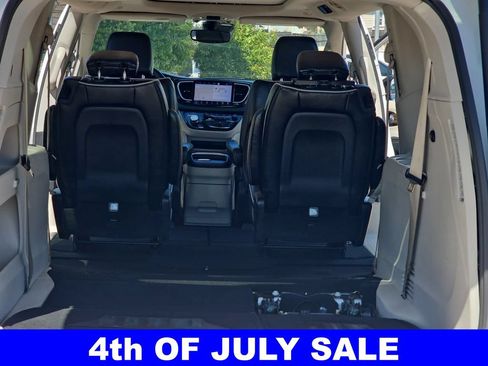 Used 2023 Chrysler Pacifica Limited FWD image 13