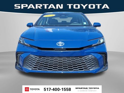 Used 2025 Toyota Camry SE FWD image 2