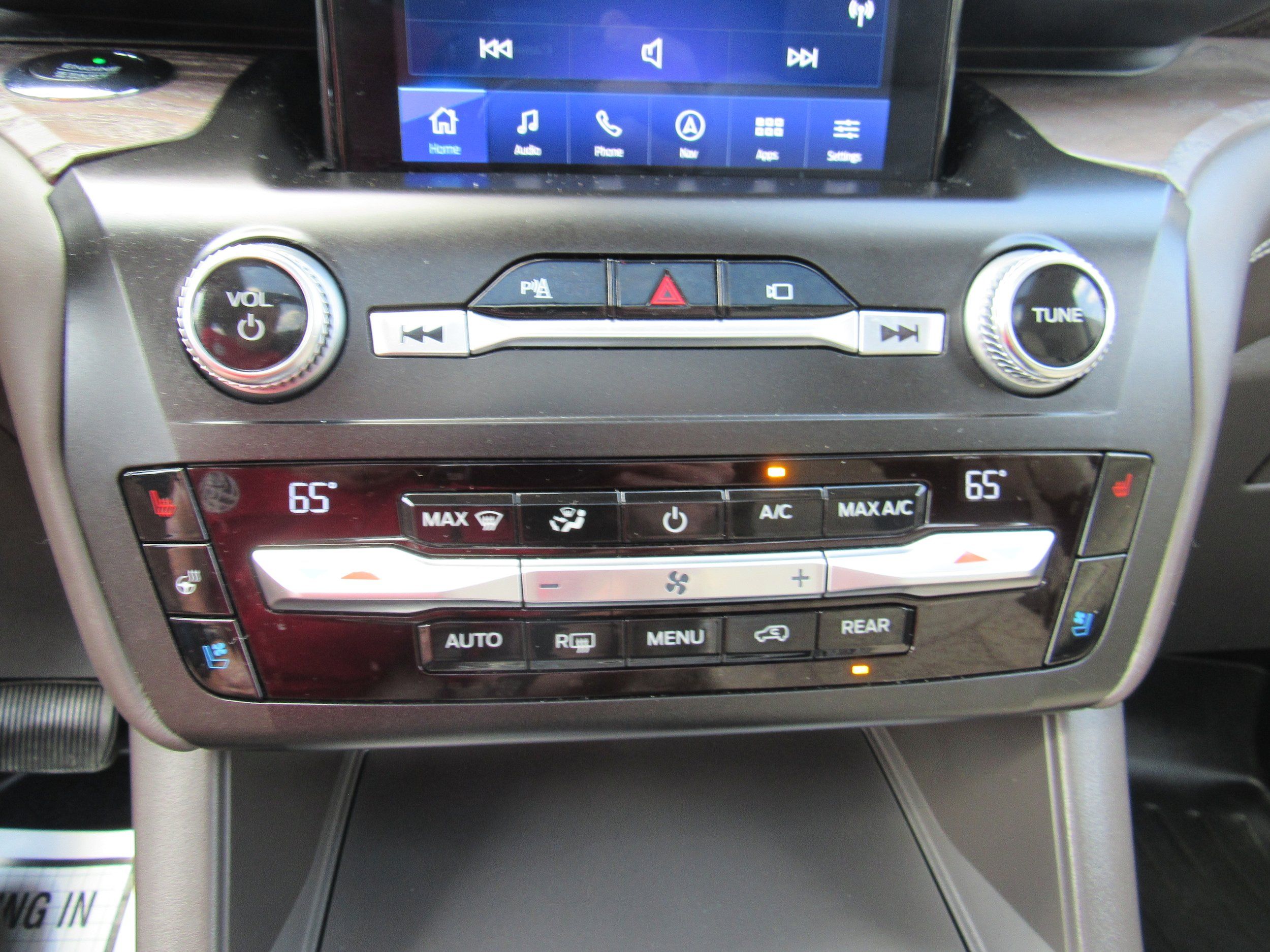 Used 2020 Ford Explorer Platinum w/ Premium Technology Package AWD/4WD image 19