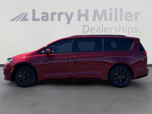 Used 2021 Chrysler Pacifica Touring-L w/ Uconnect Theater Family Group image 2