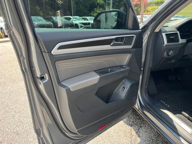 Used 2023 Volkswagen Atlas SE w/ Panoramic Sunroof Package FWD image 5