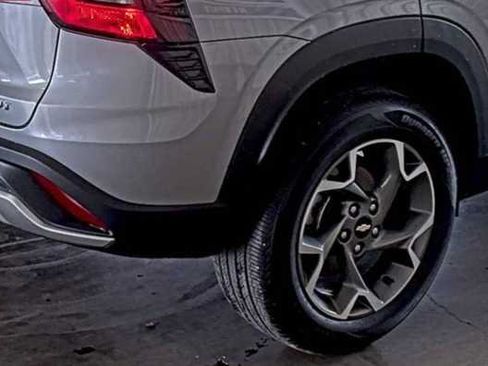 Used 2025 Chevrolet Trax LT FWD image 3