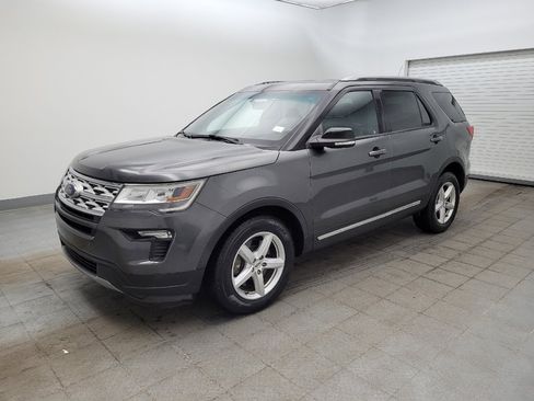 Used 2018 Ford Explorer XLT w/ Equipment Group 202A FWD image 2