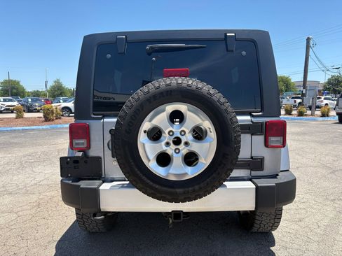 Used 2014 Jeep Wrangler Unlimited Sahara w/ Connectivity Group AWD/4WD image 6