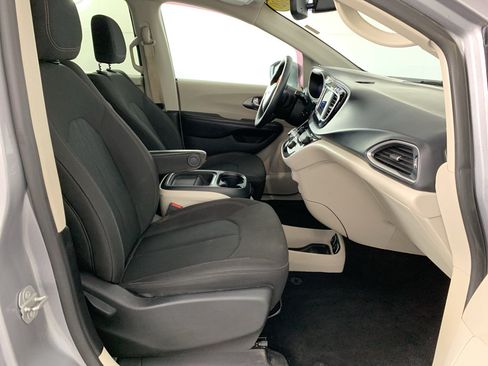 Used 2020 Chrysler Pacifica Touring w/ Tire & Wheel Group FWD image 37