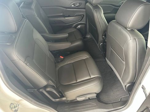 Used 2023 GMC Acadia SLT w/ Technology Package FWD image 36