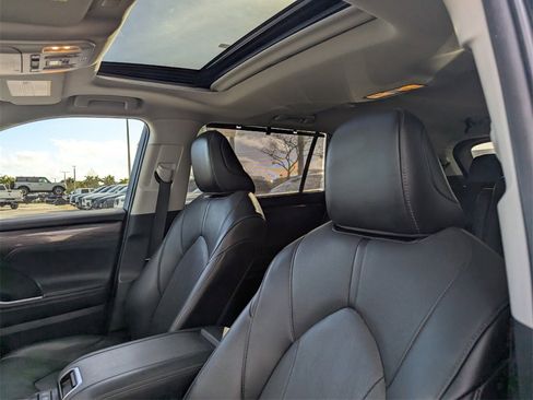Used 2022 Toyota Highlander Limited image 24