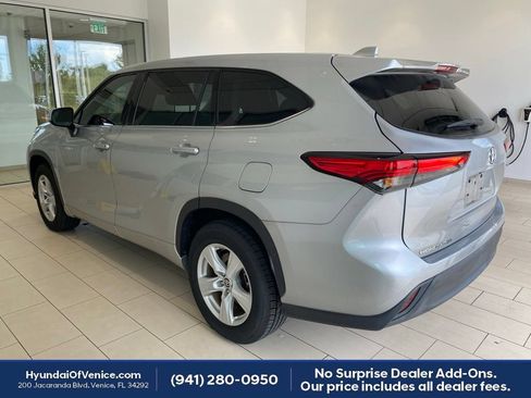 Used 2020 Toyota Highlander LE FWD image 6