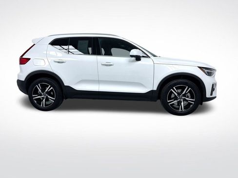 Used 2025 Volvo XC40 B5 Core image 2