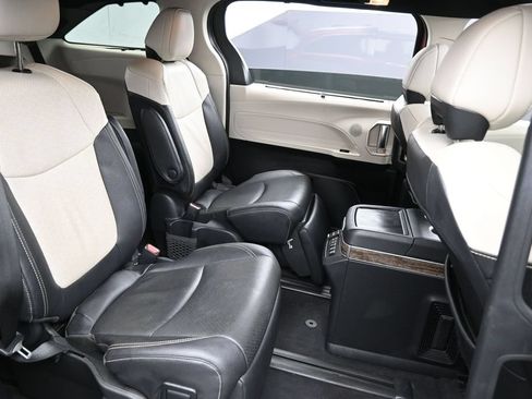 Used 2025 Toyota Sienna Platinum AWD/4WD image 24