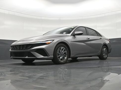 Used 2024 Hyundai Elantra SEL FWD image 23