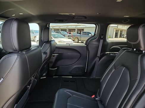 New 2027 Chrysler Pacifica Select FWD image 17