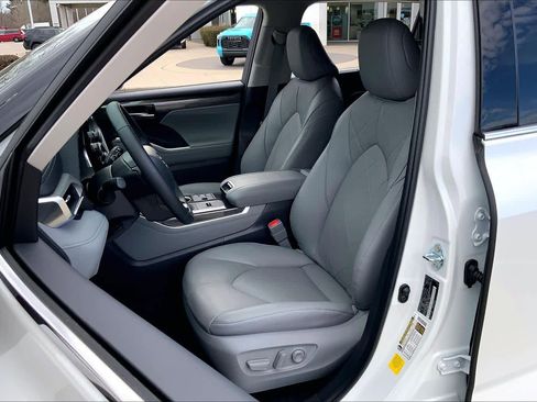 Used 2026 Toyota Highlander Platinum image 8