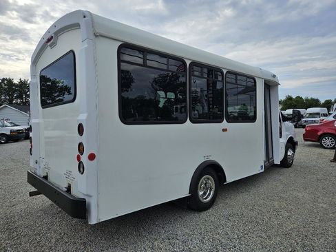 Used 2018 Chevrolet Express 4500 w/ Shuttle Bus Package RWD image 7