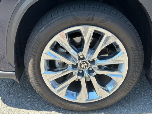 Used 2025 Toyota Highlander Limited AWD/4WD image 17