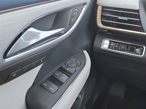 New 2025 Buick Envision Avenir image 16