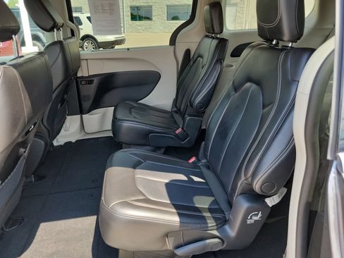 Used 2023 Chrysler Pacifica Touring-L FWD image 13