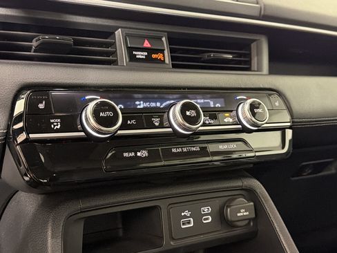 Certified 2025 Honda Pilot Touring image 19