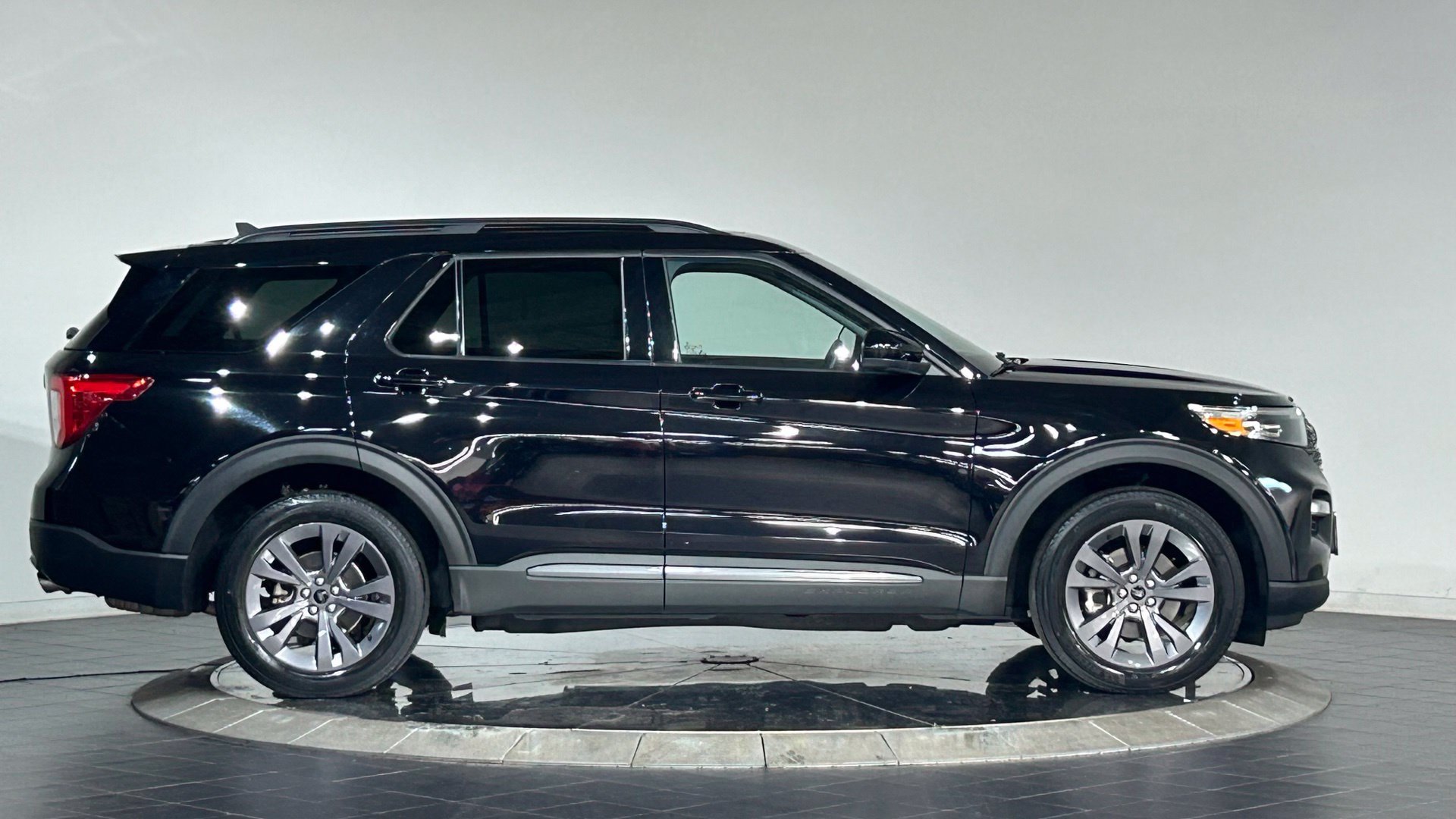 Used 2022 Ford Explorer XLT w/ Equipment Group 202A AWD/4WD image 11