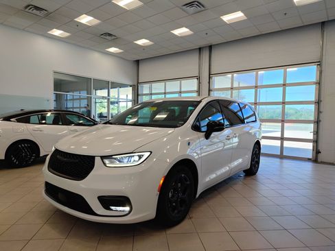 Used 2024 Chrysler Pacifica Limited FWD image 5