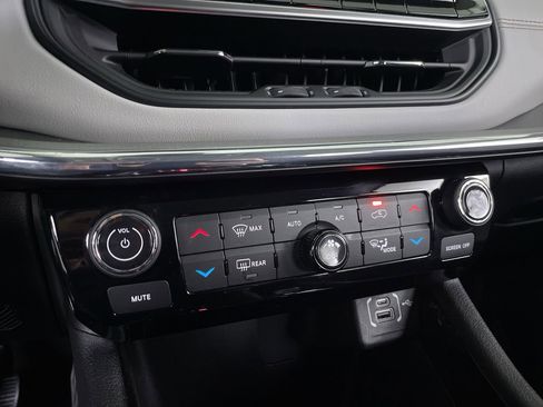 Used 2022 Jeep Compass Limited image 17