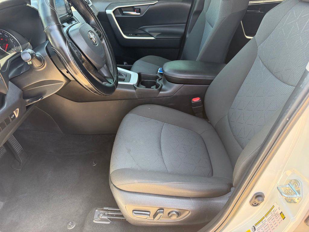 Used 2021 Toyota RAV4 XLE w/ Convenience Package FWD image 10