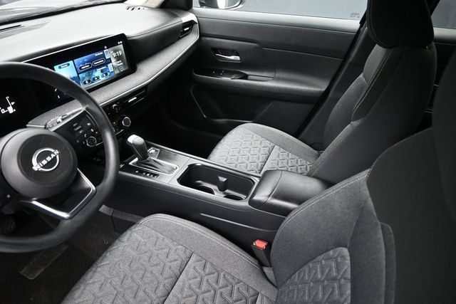 Used 2025 Nissan Kicks SV w/ Charging Package FWD image 16