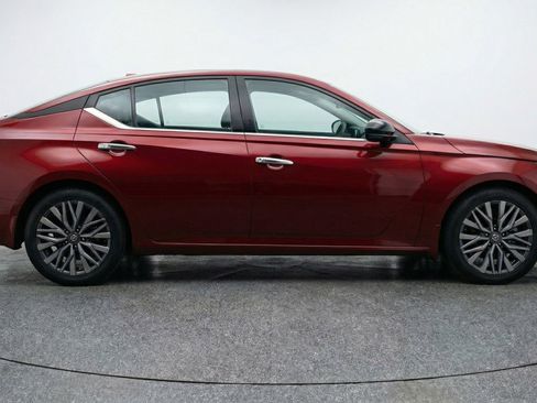 Used 2025 Nissan Altima 2.5 SV image 11