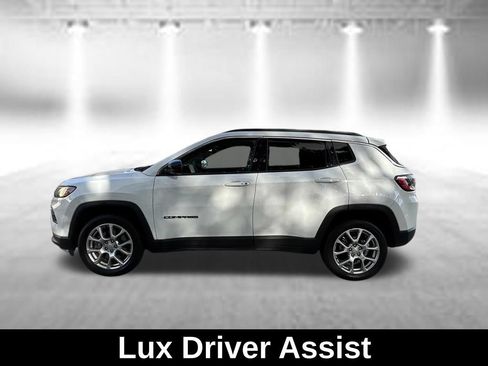 Used 2024 Jeep Compass Latitude AWD/4WD image 4