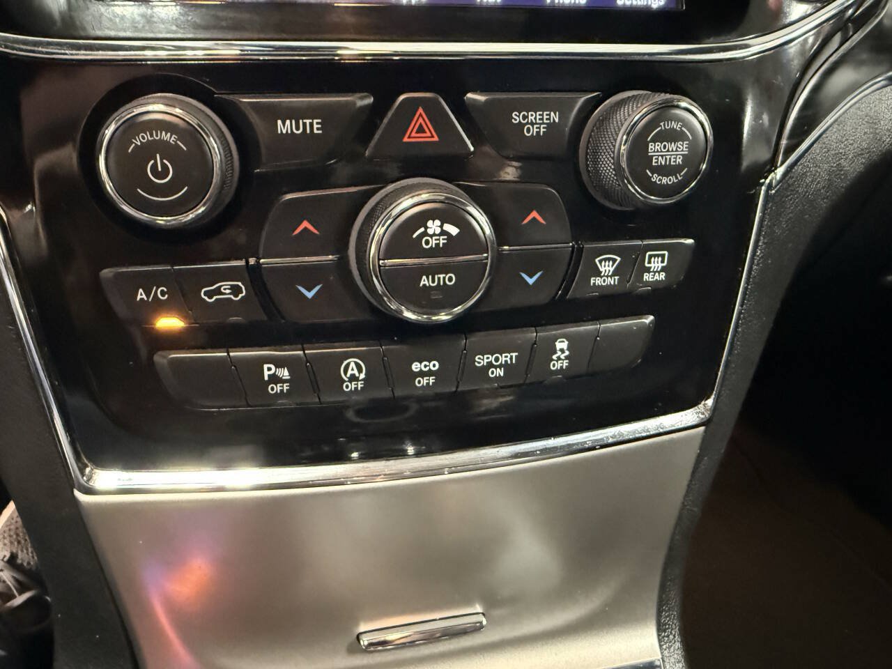 Used 2020 Jeep Grand Cherokee Limited AWD/4WD image 25