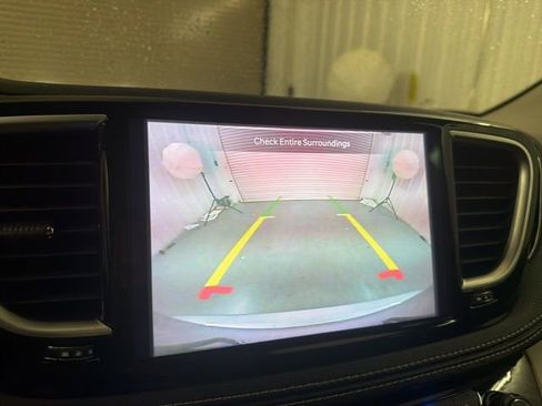 Used 2023 Chrysler Pacifica Limited FWD image 28