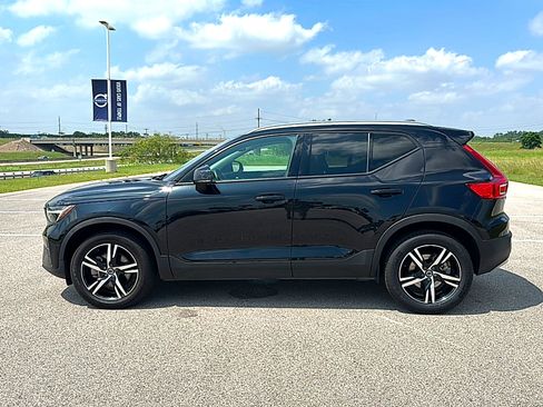 Used 2023 Volvo XC40 B5 Core AWD/4WD image 5