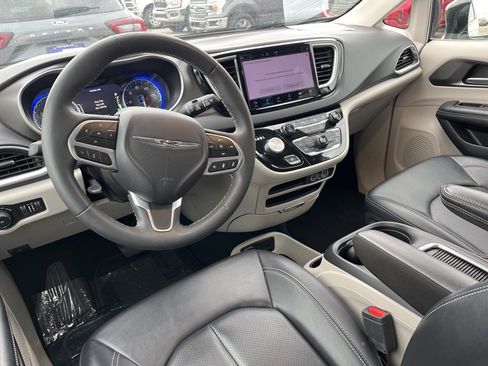 Used 2024 Chrysler Pacifica Touring-L image 12