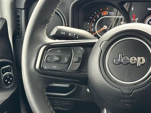 Used 2025 Jeep Wrangler Unlimited Rubicon AWD/4WD image 13