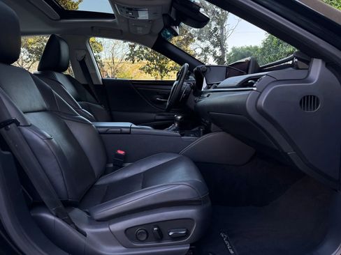 Used 2020 Lexus ES 300h w/ Premium Package image 16