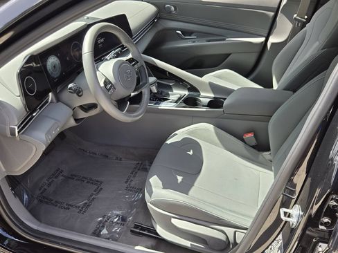 Used 2023 Hyundai Elantra SEL w/ Convenience Package FWD image 11