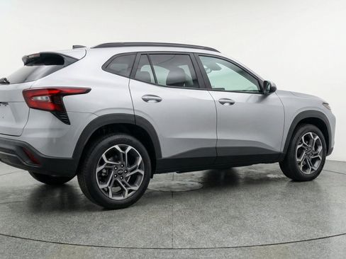 Used 2025 Chevrolet Trax LT w/ LT Convenience Package FWD image 9