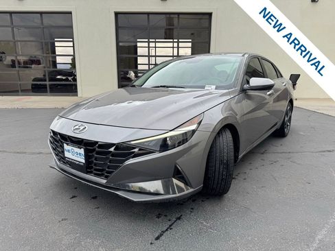 Used 2021 Hyundai Elantra SEL w/ Convenience + Premium Package FWD image 3