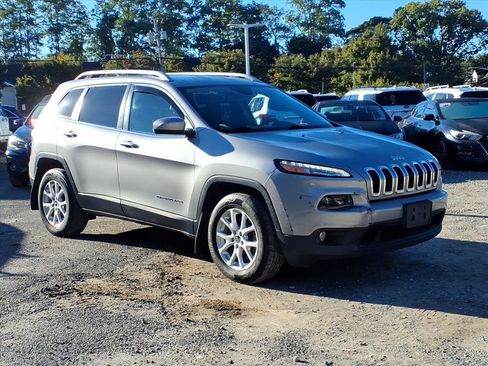 Used 2017 Jeep Cherokee Latitude image 3