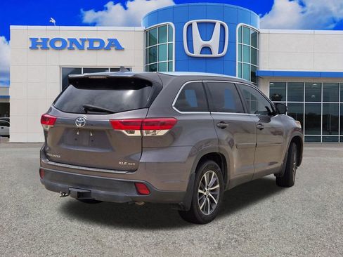 Used 2019 Toyota Highlander XLE AWD/4WD image 14