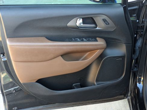 Used 2019 Chrysler Pacifica Limited image 11