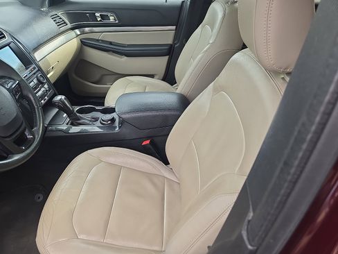Used 2018 Ford Explorer XLT w/ Equipment Group 202A image 11