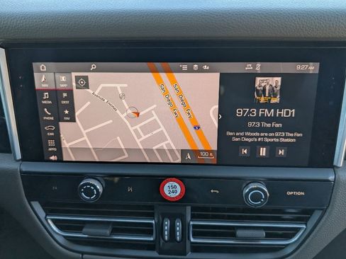 Certified 2024 Porsche Macan image 13