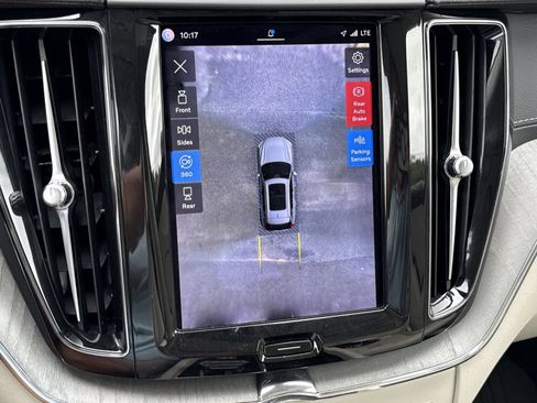 Used 2023 Volvo XC60 B5 Ultimate w/ Protection Package Premier FWD image 25