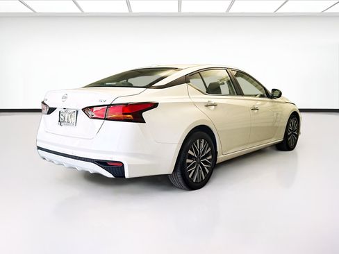 Used 2024 Nissan Altima 2.5 SV FWD image 4