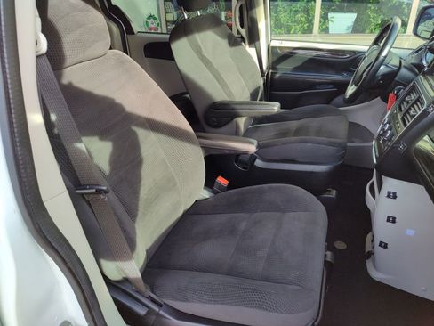 Used 2018 Dodge Grand Caravan SE w/ UConnect Hands-Free Group image 17