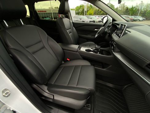 Used 2024 Nissan Rogue SV w/ SV Premium Package FWD image 20