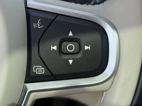 Used 2022 Volvo XC60 B5 Momentum w/ Climate Package image 15