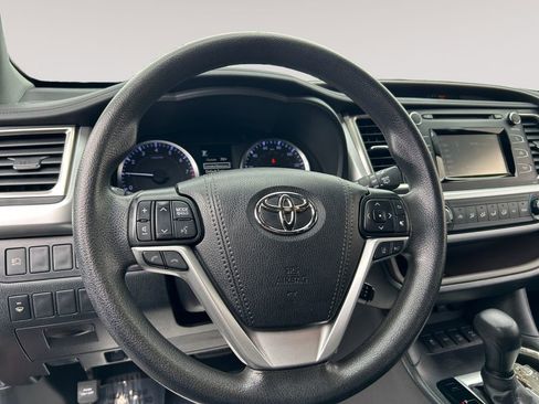 Used 2019 Toyota Highlander LE AWD/4WD image 12