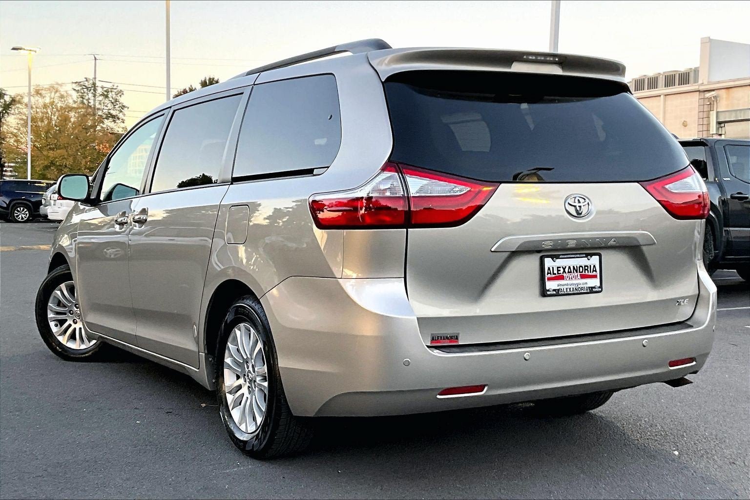 Used 2016 Toyota Sienna XLE Premium FWD image 11